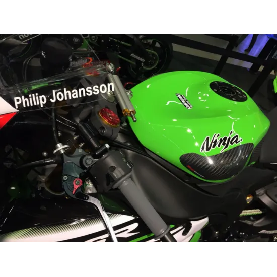 Карбонов слайдер R&G Racing с диамантен плетеж монтиран на бял резервоар Kawasaki Ninja ZX6R под надписа Ninja