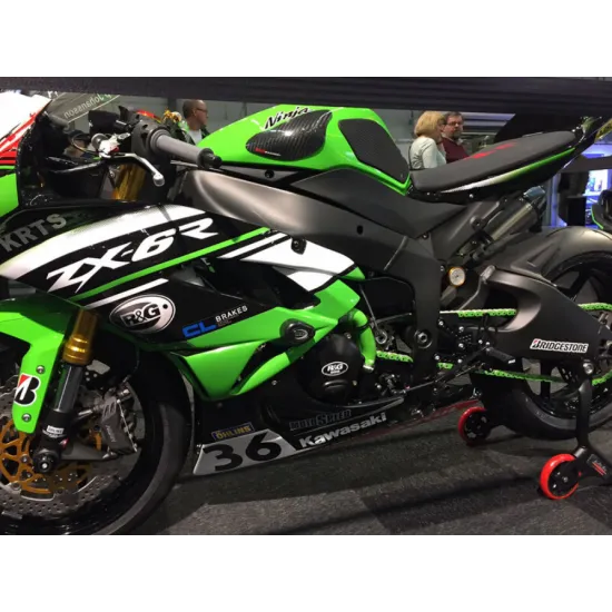 Карбонов слайдер R&G Racing с диамантен плетеж монтиран на бял резервоар Kawasaki Ninja ZX6R под надписа Ninja