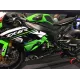 Карбонов слайдер R&G Racing с диамантен плетеж монтиран на бял резервоар Kawasaki Ninja ZX6R под надписа Ninja