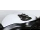 Карбонов слайдер R&G Racing с диамантен плетеж монтиран на бял резервоар Kawasaki Ninja ZX6R под надписа Ninja