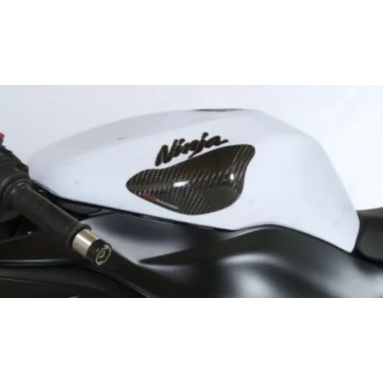Карбонов слайдер R&G Racing с диамантен плетеж монтиран на бял резервоар Kawasaki Ninja ZX6R под надписа Ninja