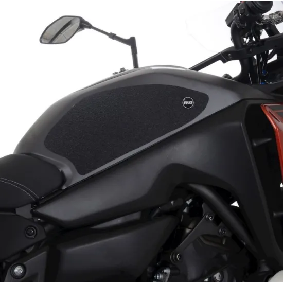 Черни текстурирани протектори R&G Racing на резервоара на Yamaha Tracer 7, монтирани от лявата страна с видимо лого