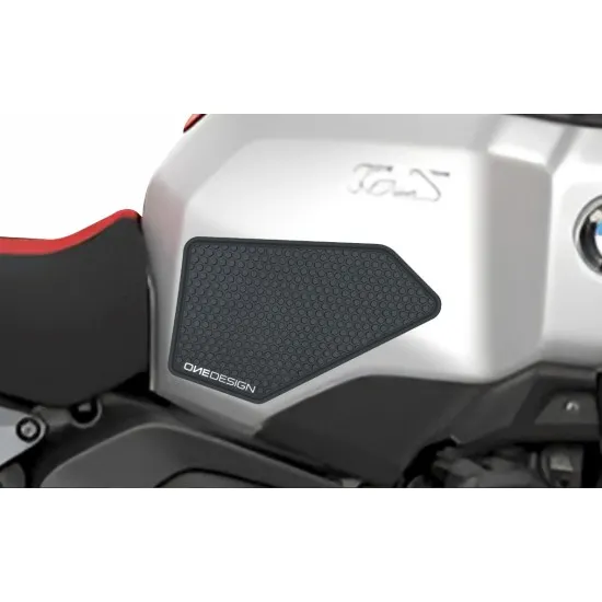 Черен страничен протектор OneDesign с honeycomb текстура върху сребрист резервоар на BMW R 1300 GS Adventure 2025