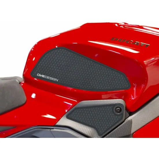 Черен страничен протектор ONEDESIGN с honeycomb текстура върху червен резервоар на Ducati Panigale V4 2025