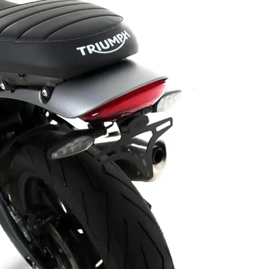 Черна метална стойка за номер R&G Racing монтирана на Triumph Speed 400, с вградена лампа и червено стоп-светло