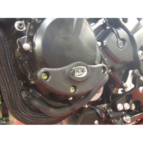 Черен пластмасов протектор R&G Racing на левия капак на двигателя на Suzuki GSR600 с месингови болтове и лого в центъра