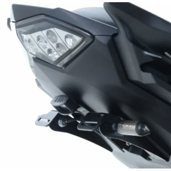 Черна стойка за номер R&G Racing монтирана на Kawasaki Versys 650 с LED осветление и цилиндричен мигач