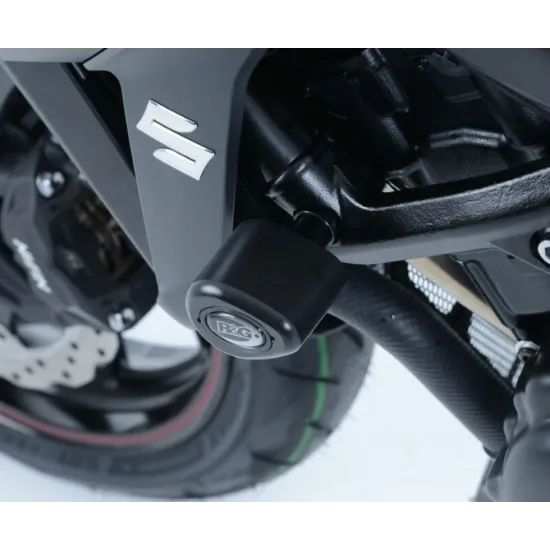 Черни краш тапи R&G Racing Aero монтирани на рамката на Suzuki GSX-S750, до логото на Suzuki, изглед отблизо на