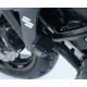 Черни краш тапи R&G Racing Aero монтирани на рамката на Suzuki GSX-S750, до логото на Suzuki, изглед отблизо на