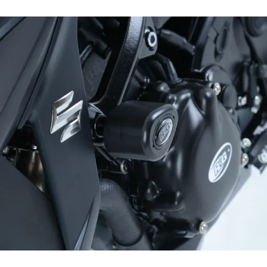 Черни краш тапи R&G Racing Aero монтирани на рамката на Suzuki GSX-S750, до логото на Suzuki, изглед отблизо на