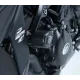 Черни краш тапи R&G Racing Aero монтирани на рамката на Suzuki GSX-S750, до логото на Suzuki, изглед отблизо на