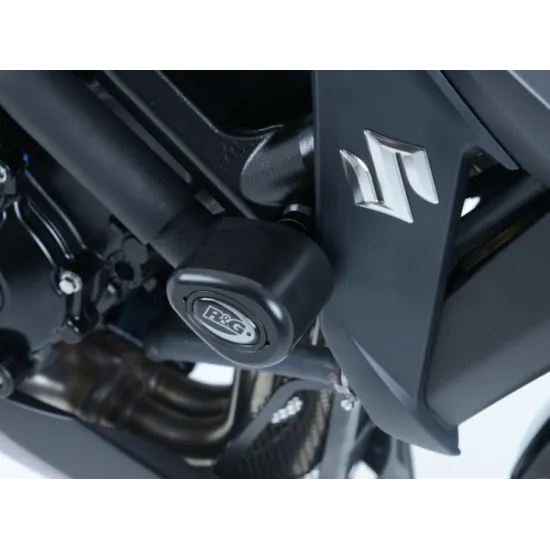 Черни краш тапи R&G Racing Aero монтирани на рамката на Suzuki GSX-S750, до логото на Suzuki, изглед отблизо на