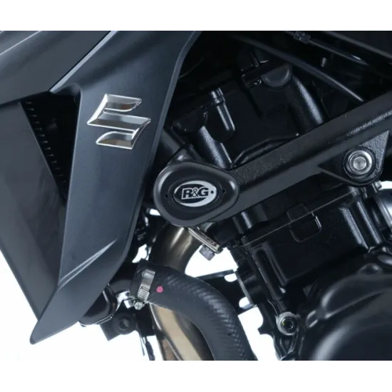 Черни краш тапи R&G Racing Aero монтирани на рамката на Suzuki GSX-S750, до логото на Suzuki, изглед отблизо на