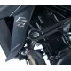 Черни краш тапи R&G Racing Aero монтирани на рамката на Suzuki GSX-S750, до логото на Suzuki, изглед отблизо на