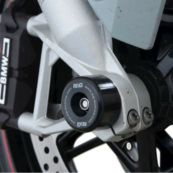 Черна краш тапа R&G Racing монтирана на оста на предната вилка на BMW S1000RR, цилиндричен полимерен корпус с лого