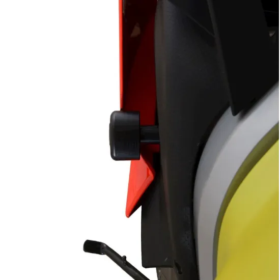 Черни краш тапи R&G Racing Aero монтирани на червено-черен обтекател на Aprilia RS660 с видимо лого R&G върху бобината