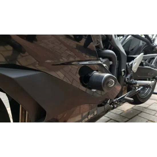Черна краш тапа R&G Racing Aero Bobbin с лого, монтирана през обтекателя на Kawasaki ZX-4RR