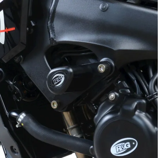 Черни краш тапи R&G Racing Aero монтирани на рамката на Suzuki Katana, с релефно лого и аеродинамична форма на сълза