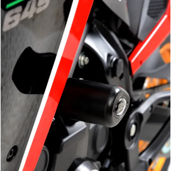 Черна краш тапа R&G Racing Aero с форма на сълза, хромиран медальон с лого и стоманена монтажна скоба с два болта