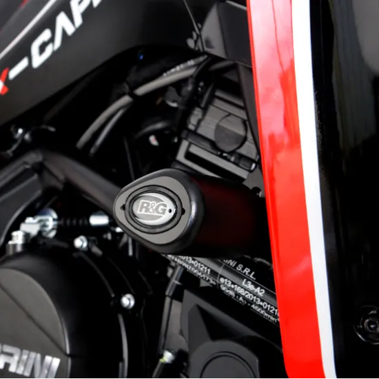 Черна краш тапа R&G Racing Aero с форма на сълза, хромиран медальон с лого и стоманена монтажна скоба с два болта