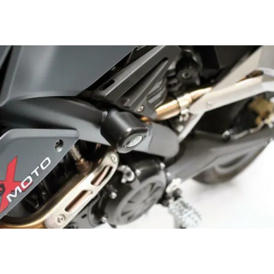 Черни краш тапи R&G Racing Aero монтирани на рамата на BMW G650X, снимка на двигателен блок с изпускателна система