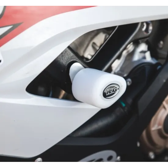 Бяла краш тапа R&G Racing Aero с лого, монтирана към рамката на BMW S1000RR с бяло-червено купе