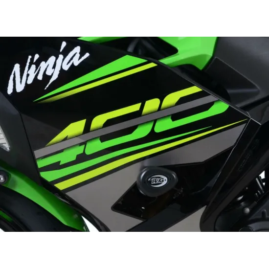 Черни краш тапи R&G Racing Aero монтирани на зелено-черна Kawasaki Ninja 400, видими до страничната обтекалка
