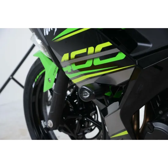 Черни краш тапи R&G Racing Aero монтирани на зелено-черна Kawasaki Ninja 400, видими до страничната обтекалка