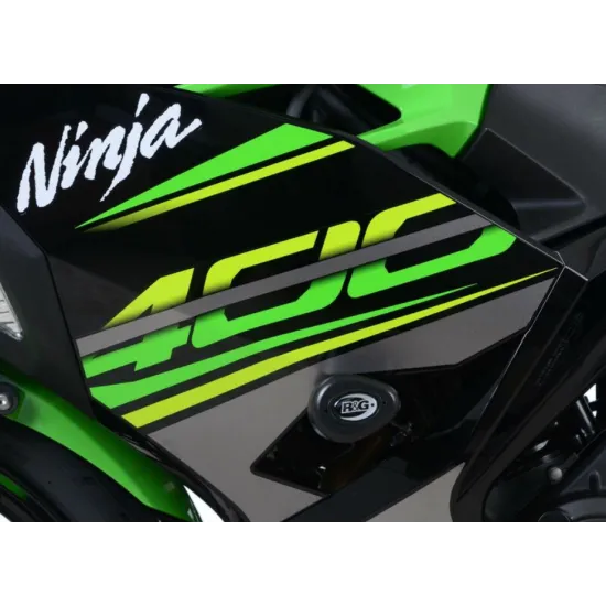 Черни краш тапи R&G Racing Aero монтирани на зелено-черна Kawasaki Ninja 400, видими до страничната обтекалка
