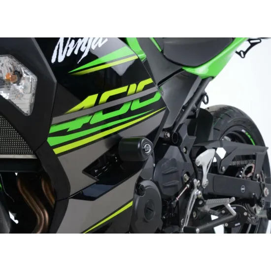 Черни краш тапи R&G Racing Aero монтирани на зелено-черна Kawasaki Ninja 400, видими до страничната обтекалка