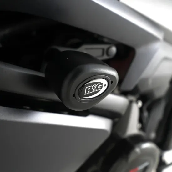 Черна краш тапа R&G Racing Aero Style монтирана на рамката на Triumph Daytona 660, с видимо лого и матово покритие