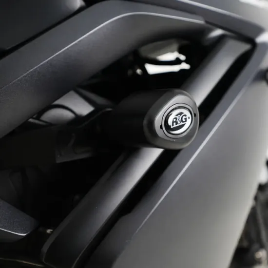Черна краш тапа R&G Racing Aero Style монтирана на рамката на Triumph Daytona 660, с видимо лого и матово покритие
