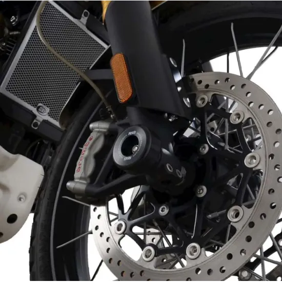 Черни краш тапи R&G Racing монтирани на предната ос на Triumph Scrambler 1200 XE, до спирачен диск и апарат Brembo