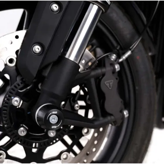 Черни краш тапи R&G Racing APEX монтирани на оста на Triumph Speed Twin 1200, с анодирано алуминиево тяло и централен болт с