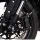 Черни краш тапи R&G Racing APEX монтирани на оста на Triumph Speed Twin 1200, с анодирано алуминиево тяло и централен болт с