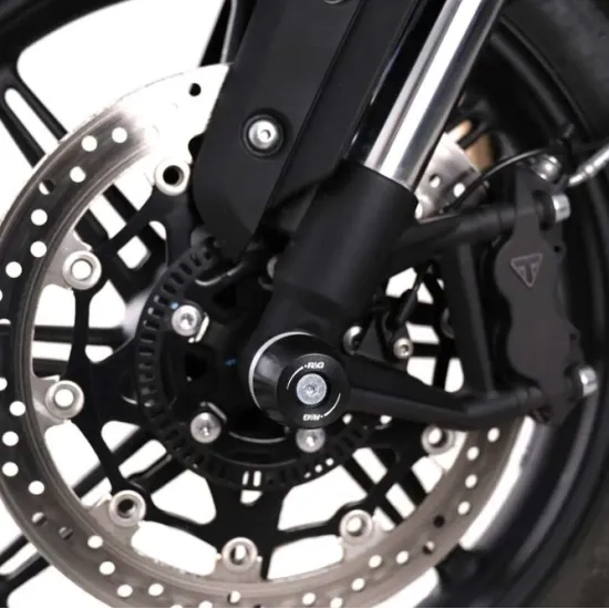 Черни краш тапи R&G Racing APEX монтирани на оста на Triumph Speed Twin 1200, с анодирано алуминиево тяло и централен болт с