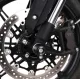 Черни краш тапи R&G Racing APEX монтирани на оста на Triumph Speed Twin 1200, с анодирано алуминиево тяло и централен болт с
