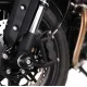 Черни краш тапи R&G Racing APEX монтирани на оста на Triumph Speed Twin 1200, с анодирано алуминиево тяло и централен болт с