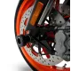 Черни CNC алуминиеви краш тапи R&G Racing монтирани на предната ост на оранжев мотоциклет с двойни дискови спирачки