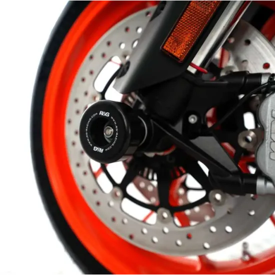 Черни CNC алуминиеви краш тапи R&G Racing монтирани на предната ост на оранжев мотоциклет с двойни дискови спирачки