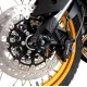 Черни краш тапи R&G Racing монтирани на оста на предното колело на Moto Morini X-Cape 650 с видим спирачен диск и апарат