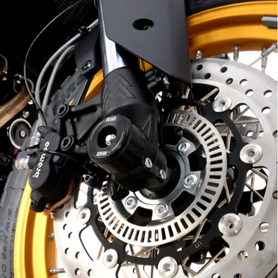 Черни краш тапи R&G Racing монтирани на оста на предното колело на Moto Morini X-Cape 650 с видим спирачен диск и апарат