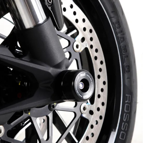 Черни анодирани краш тапи R&G Racing на оста на предното колело на Ducati Diavel V4 с двоен спирачен диск и Brembo апарат