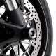 Черни анодирани краш тапи R&G Racing на оста на предното колело на Ducati Diavel V4 с двоен спирачен диск и Brembo апарат