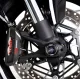 Черни анодирани краш тапи R&G Racing на оста на предното колело на Ducati Diavel V4 с двоен спирачен диск и Brembo апарат