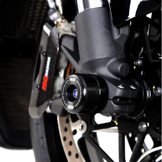 Черни анодирани краш тапи R&G Racing на оста на предното колело на Ducati Diavel V4 с двоен спирачен диск и Brembo апарат