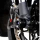 Черни анодирани краш тапи R&G Racing на оста на предното колело на Ducati Diavel V4 с двоен спирачен диск и Brembo апарат