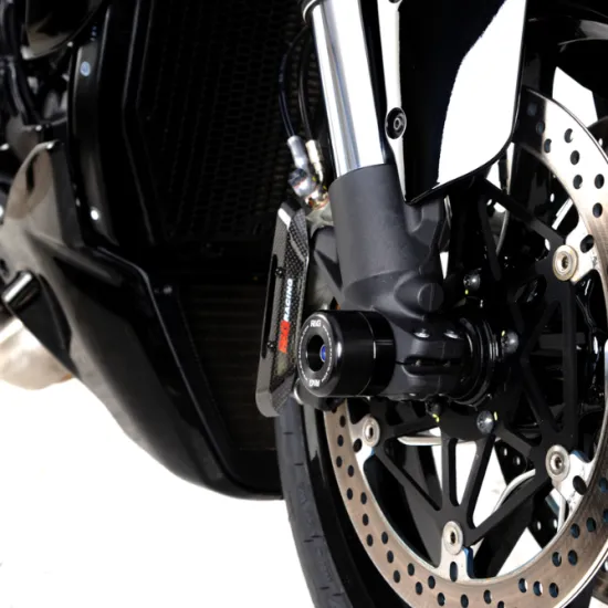Черни анодирани краш тапи R&G Racing на оста на предното колело на Ducati Diavel V4 с двоен спирачен диск и Brembo апарат