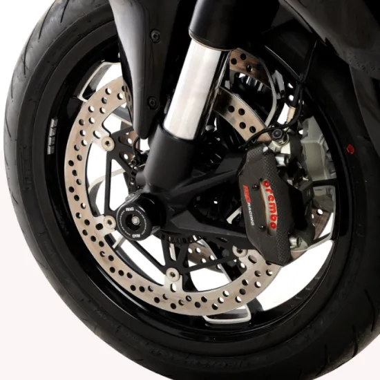 Черни анодирани краш тапи R&G Racing на оста на предното колело на Ducati Diavel V4 с двоен спирачен диск и Brembo апарат