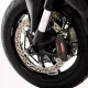 Черни анодирани краш тапи R&G Racing на оста на предното колело на Ducati Diavel V4 с двоен спирачен диск и Brembo апарат